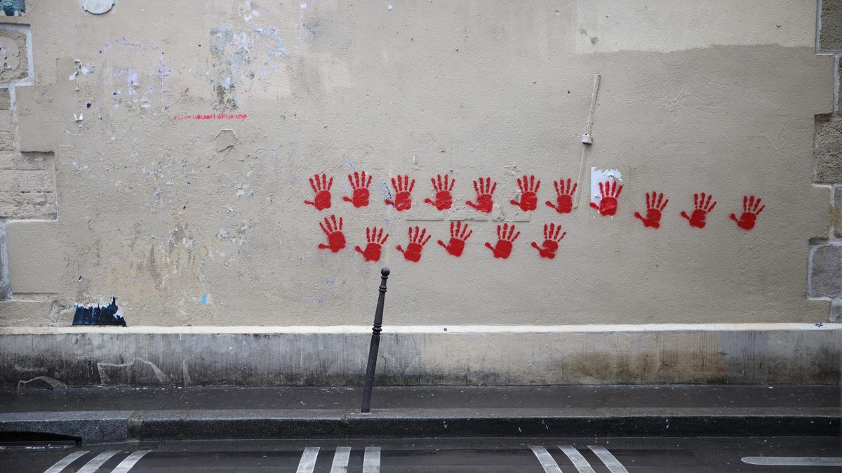 Památníku holokaustu v Paříži poničili Bulhaři napojení na Rusko